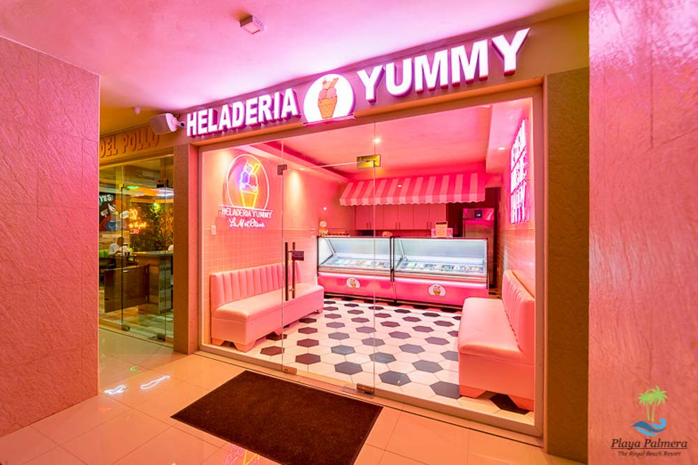 Entrance to Heladeria Yummy at night